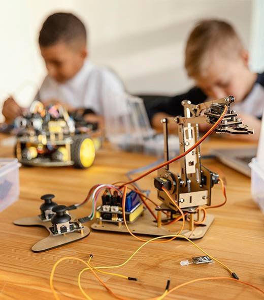 Estudiantes trabajando en proyectos de robótica en el aula